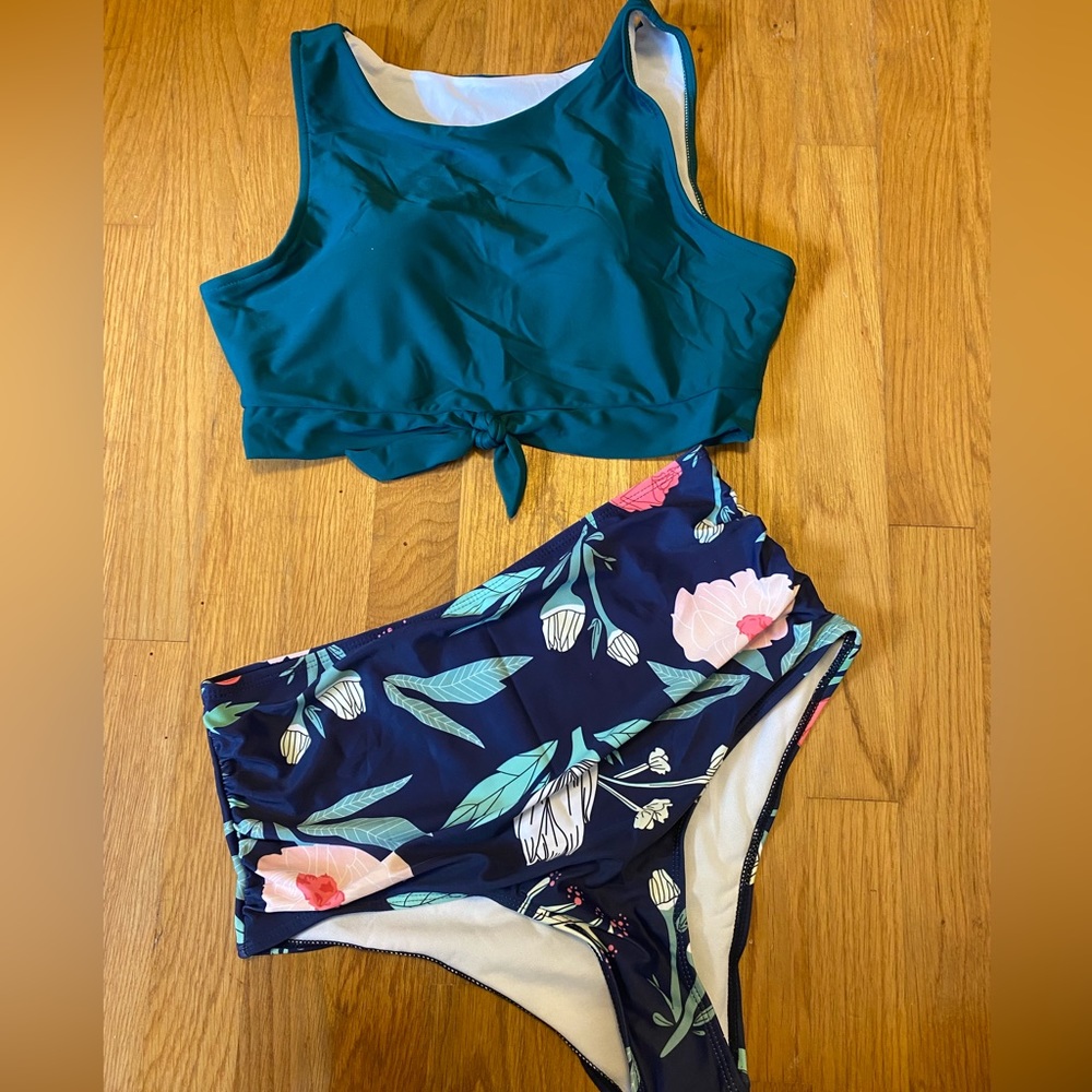 High-waisted & crop top bathing suit